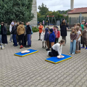 Dzieci biją rekord na boisku szkolnym wykonując resuscytację