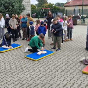 Dzieci biją rekord na boisku szkolnym wykonując resuscytację