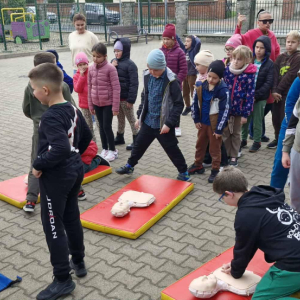 Dzieci biją rekord na boisku szkolnym wykonując resuscytację