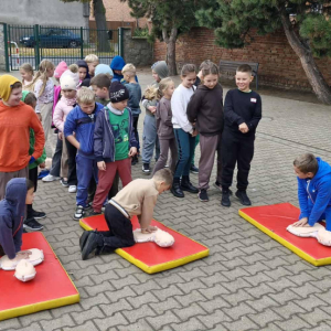 Dzieci biją rekord na boisku szkolnym wykonując resuscytację