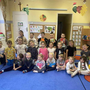 Uczniowie wraz z przedszkolakami