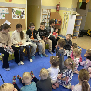 Uczniowie klasy III czytają przedszkolakom