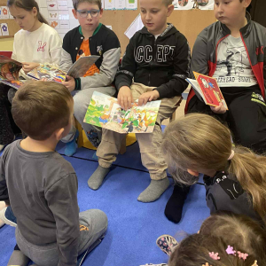 Uczniowie klasy III czytają przedszkolakom