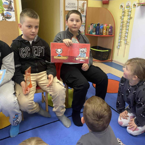 Uczniowie klasy III czytają przedszkolakom