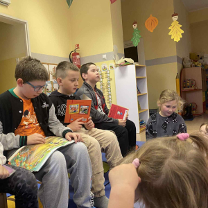 Uczniowie klasy III czytają przedszkolakom