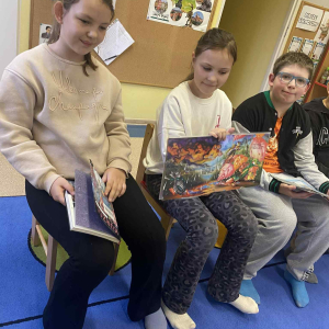 Uczniowie klasy III czytają przedszkolakom