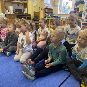 Przedszkolaki słuchają bajek
