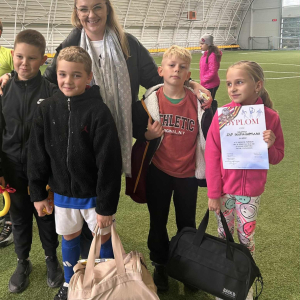 Drużyna z dyplomem i nagrodami