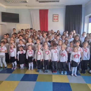 Dzieci śpiewają hymn państwowy