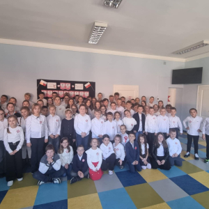 Nasi uczniowi ubrani na galowo z kotylionem narodowym na piersiach