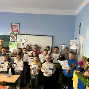 Nagrodzone dzieci z dyplomami i nagrodami