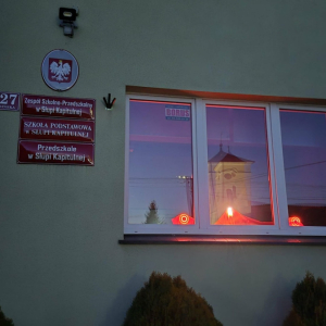 Oświetlona szkoła na czerwono 