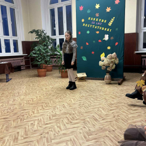 Liliana recytuje wiersz Broniewskiego ,,Jesienny Wiatr"