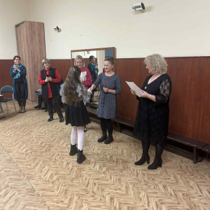 Liliana odbiera dyplom i gratulacje od jury i pani Dyrektor SP1