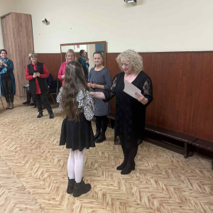 Liliana odbiera dyplom i gratulacje od jury i pani Dyrektor SP1