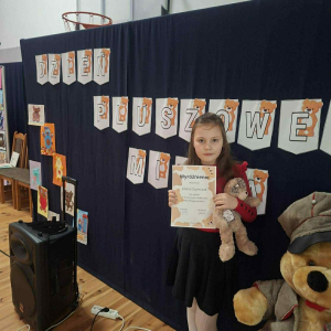 Liliana z nagrodą i dyplomem