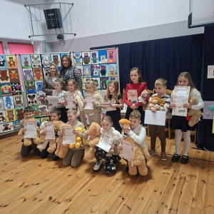 Liliana ze wszystkimi uczestnikami konkursu i jury