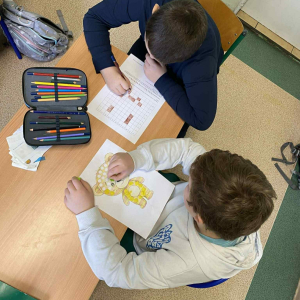 Dzieci wykonują pracę plastyczną związaną z misiem