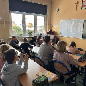 Pani Asia czyta legendę o rawickim niedźwiadku 