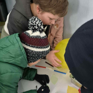 Uczniowie wypisujący liście dobrego słowa