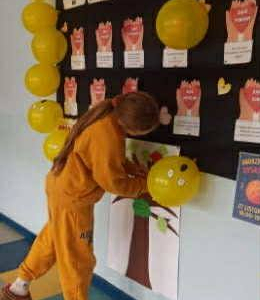 Uczniowie wypisujący liście dobrego słowa