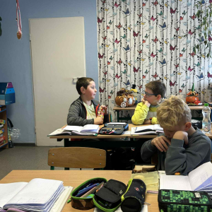 Uczniowie mówiący sobie dobre słowo