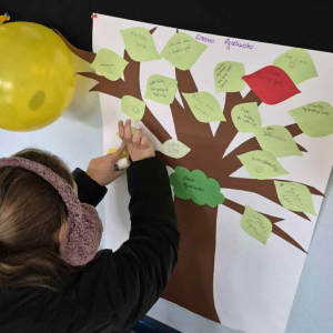 Uczniowie wypisujący liście dobrego słowa