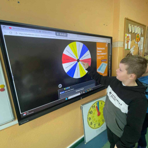 Uczniowie losują sobie zadania na kole życzliwości do wykonania na przerwie