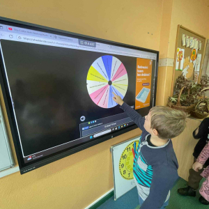 Uczniowie losują sobie zadania na kole życzliwości do wykonania na przerwie