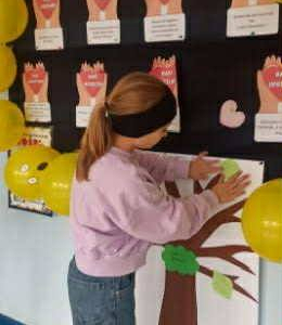 Uczniowie wypisujący liście dobrego słowa