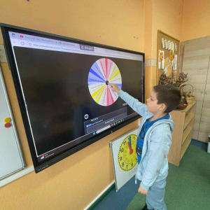 Uczniowie losują sobie zadania na kole życzliwości do wykonania na przerwie