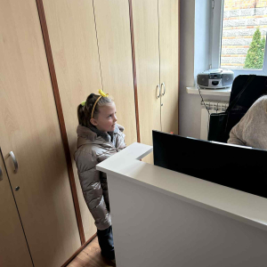 Uczennica mówi dobre słowo pani w sekretariacie 