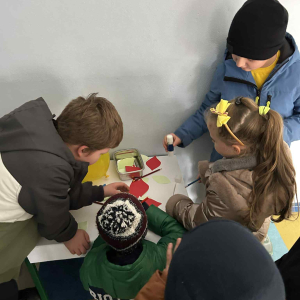 Uczniowie wypisujący liście dobrego słowa