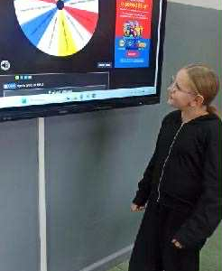 Uczniowie kręcą kołem życzliwości 