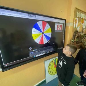 Uczniowie losują sobie zadania na kole życzliwości do wykonania na przerwie