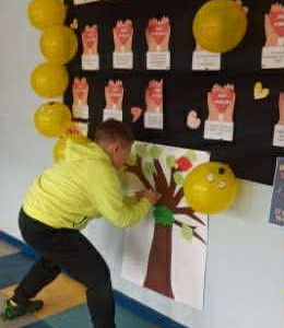 Uczniowie wypisujący liście dobrego słowa