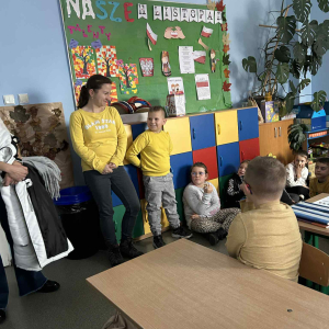 Uczniowie losują sobie zadania na kole życzliwości do wykonania na przerwie