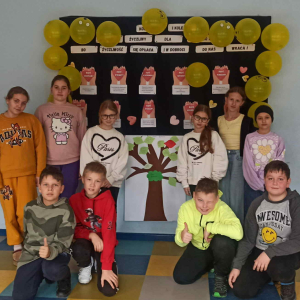 Klasa V przed gazetką w holu