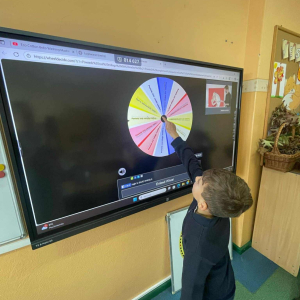 Uczniowie losują sobie zadania na kole życzliwości do wykonania na przerwie