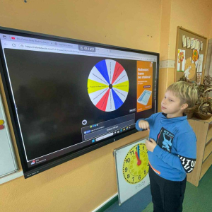 Uczniowie losują sobie zadania na kole życzliwości do wykonania na przerwie