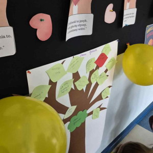 Uczniowie wypisujący liście dobrego słowa