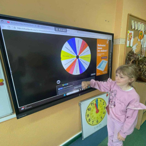 Uczniowie losują sobie zadania na kole życzliwości do wykonania na przerwie