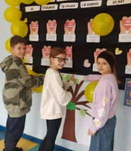 Uczniowie wypisujący liście dobrego słowa