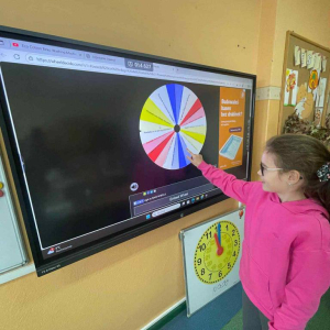 Uczniowie losują sobie zadania na kole życzliwości do wykonania na przerwie