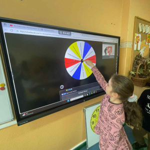 Uczniowie losują sobie zadania na kole życzliwości do wykonania na przerwie