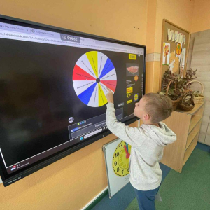 Uczniowie losują sobie zadania na kole życzliwości do wykonania na przerwie