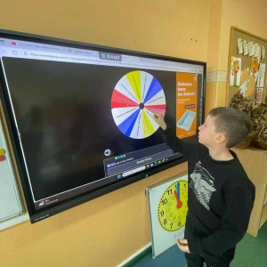 Uczniowie losują sobie zadania na kole życzliwości do wykonania na przerwie