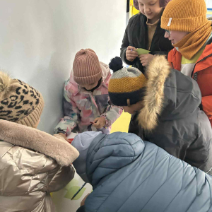 Uczniowie wypisujący liście dobrego słowa