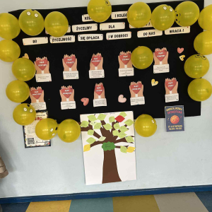 Gazetka stworzona  w holu szkoły 