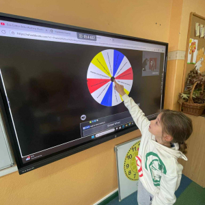 Uczniowie losują sobie zadania na kole życzliwości do wykonania na przerwie